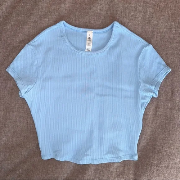 Alo Yoga Ribbed Short Sleeve Crop Top – Blue Skies S 🩵 Rare Color - Picture 6 of 6